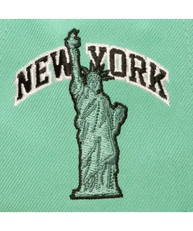 Mitchell & Ness - New York Knicks In The City Pro Snapback Cap - Mint / Black